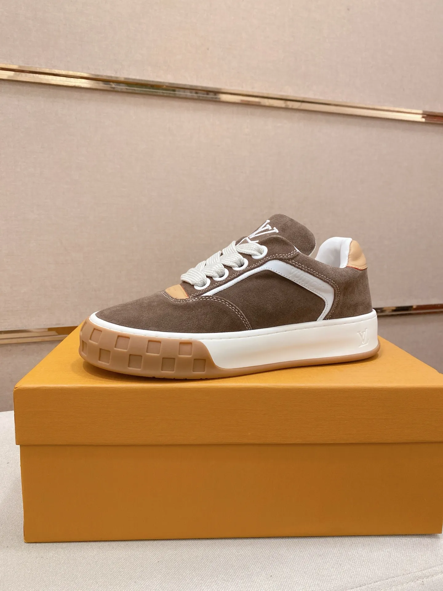 Factory price: 480💰 LV 🫏The colorful interpretation of BUTTERSOFT sneakers combines sheepskin, The colorful interpretation of LV BUTTERSOFT sneakers combines sheepskin and calfskin for a super soft feel. Designed by Pharrell Williams, this '60s-inspired shoe features a padded upper that's been crafted by Louis Vuitton craftsmen to further enhance the comfort of the leather. In addition to the LV initials, it features multiple signatures, including natural leather trim and an embossed pattern of Pharrell Williams and lobster on the side, referencing the Fall/Winter 2025 men’s show. A must-have artifact for fashionistas✅ Code number 38-44